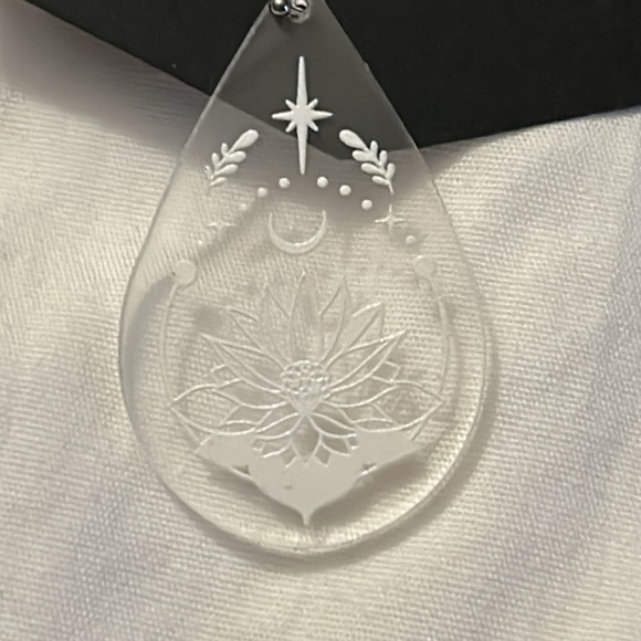 Clear acrylic earrings - Picture 3 of 7